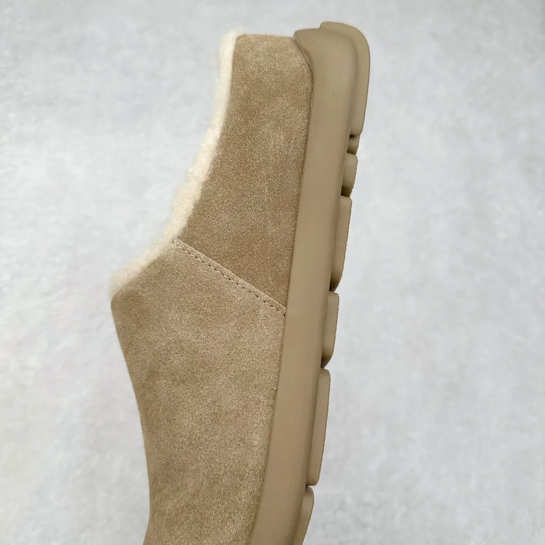 Pick up locally💰520 UGG 1688 Little Potato all-inclusive autumn and winter sheep fur integrated snow boots. All shoes are made from the same factory as ZP. Longfeng A-grade Australian imported sheep fur integrated brand OEM production line. Fully follow the ZP process. OEM original pattern maker adheres to the principle of no original shoes and no development selection. Pay attention to every detail. The most authentic version on the market TREADLITE "Light Wing" technology outsole Lightweight/durable/flexible/pile size: 35 36 37 38 39 40 Coding: by2936090